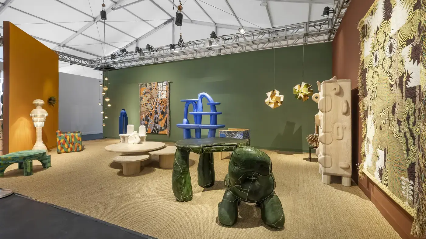 Green gallery booth