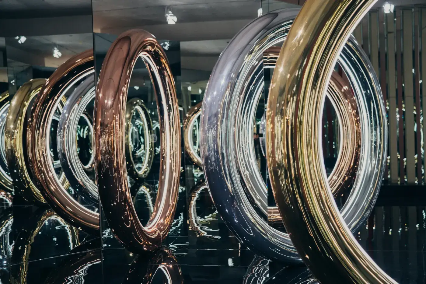 Mirrored ring room